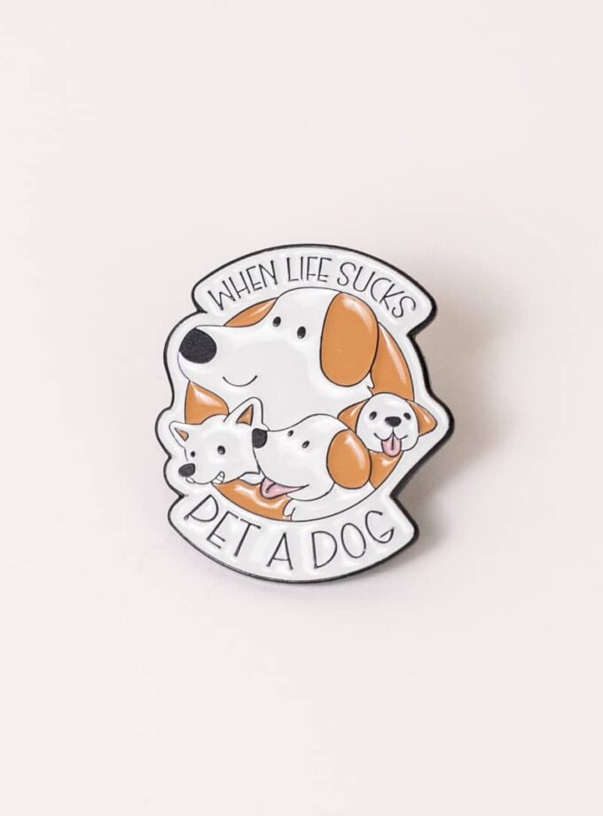 Pin para los amantes de los perros, When Life sucks, Pet a Dog. Pendiente para gorras, mochilas, chaquetas.